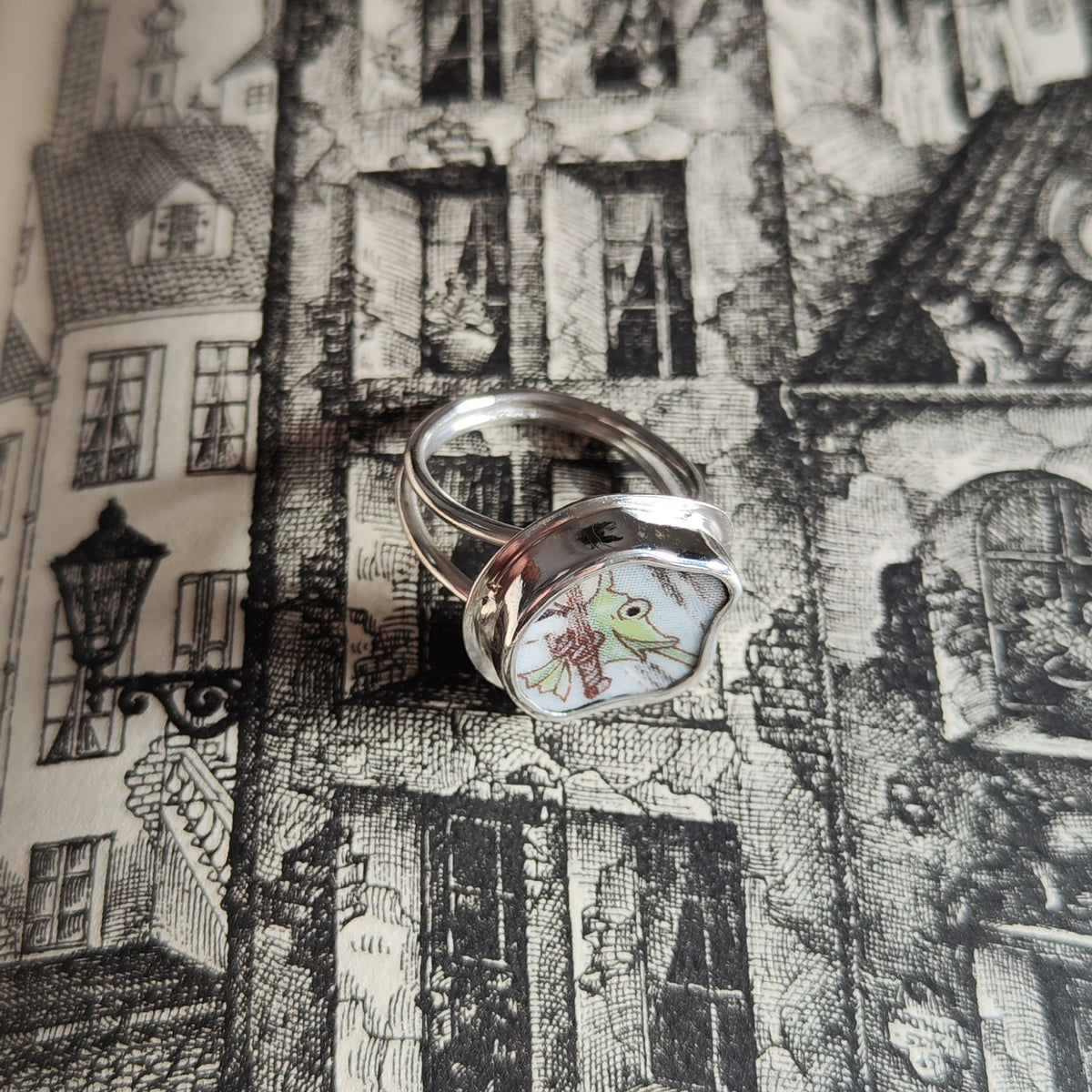 Hallowe'en Broken Plate Ring - The Salamander